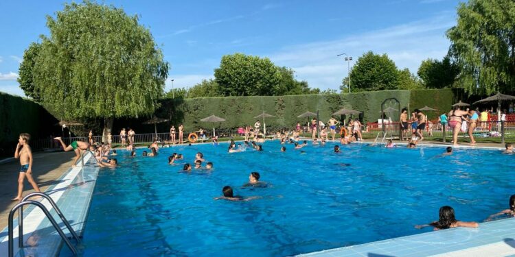 La apertura de las piscinas de Carbajosa reúne a más de 400 vecinos y anticipa el verano con una jornada llena de música y diversión
