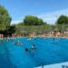 La apertura de las piscinas de Carbajosa reúne a más de 400 vecinos y anticipa el verano con una jornada llena de música y diversión