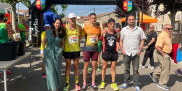 Pablo López y Sandra Santamaría superan el intenso calor y vencen en la XI Carrera Popular de Castellanos