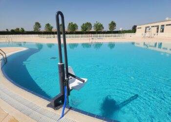 Las piscinas municipales de Castellanos estrenan el verano con la silla elevadora para facilitar el acceso a discapacitados