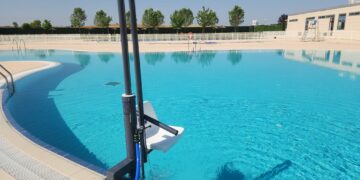 Las piscinas municipales de Castellanos estrenan el verano con la silla elevadora para facilitar el acceso a discapacitados