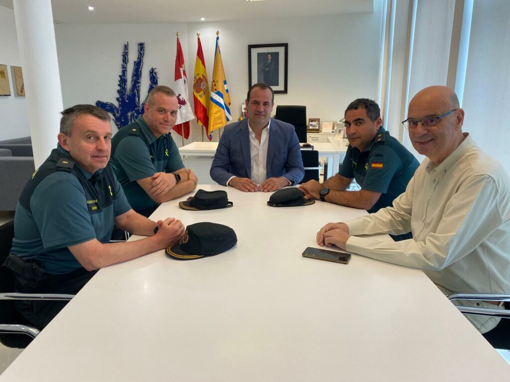 El jefe de la Comandancia (seguno por la derecha) en el despacho de la alcaldía de Santa Marta.