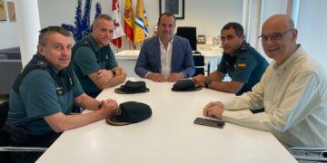 El jefe de la Comandancia (seguno por la derecha) en el despacho de la alcaldía de Santa Marta.