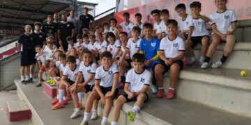 Más de 30 niños aprenden y se divierten en el campus de la Kings League en Santa Marta