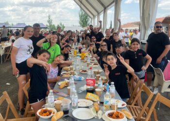 La comida festiva reúne a 2.000 vecinos de Villamayor a favor de Alcer