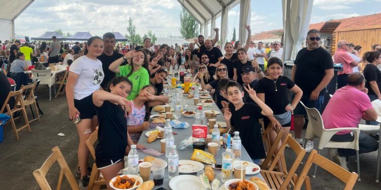La comida festiva reúne a 2.000 vecinos de Villamayor a favor de Alcer