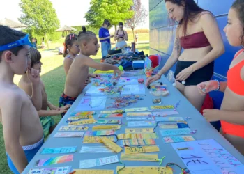 La Ciudad de los Niños de Villamayor conquista la piscina con su mercadillo a favor de la Fundación Luna