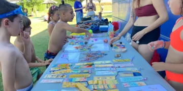 La Ciudad de los Niños de Villamayor conquista la piscina con su mercadillo a favor de la Fundación Luna