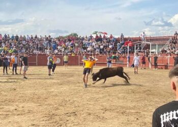 Villamayor llena la plaza de toros en una tarde de capea con buen ambiente y cortes ceñidos en el albero