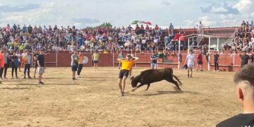 Villamayor llena la plaza de toros en una tarde de capea con buen ambiente y cortes ceñidos en el albero