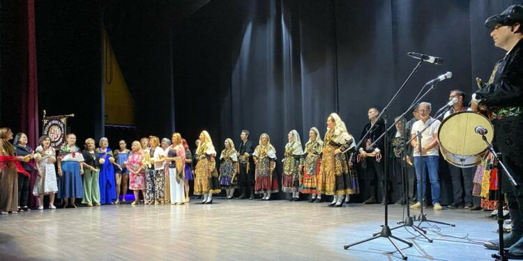 La tradición del Festival de Folclore ‘Federico Lozano’ protagoniza la tarde del domingo festivo en Villares