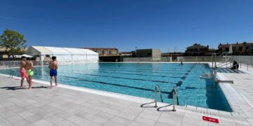 Villares inicia la temporada de baño con los 1.100 abonos de las piscinas agotados