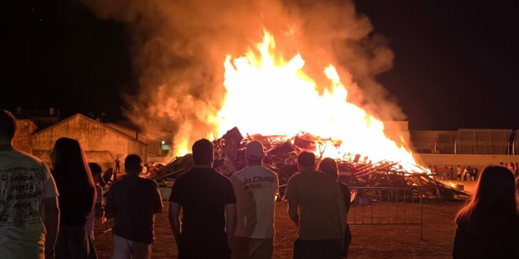 Villares invoca al fuego para ahuyentar los malos presagios en la mayor hoguera del alfoz