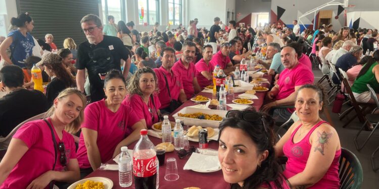 La gran paella reúne a más de 3.500 personas en Villares para despedir las fiestas con buen sabor