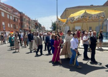 Devoción, pétalos de rosas y sones musicales para el Santísimo en la solemne procesión de Villares