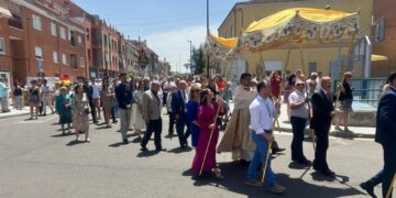 Devoción, pétalos de rosas y sones musicales para el Santísimo en la solemne procesión de Villares