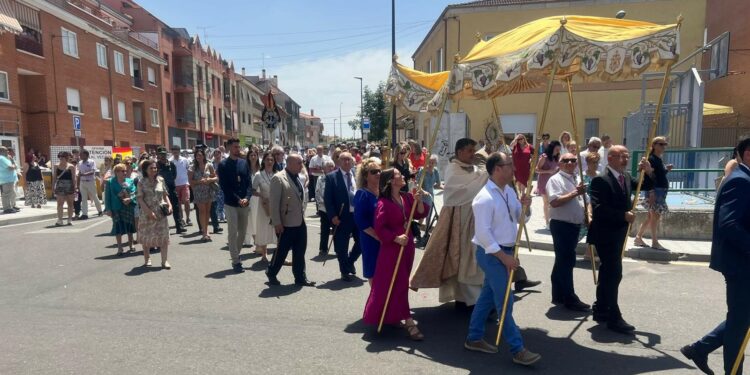 Devoción, pétalos de rosas y sones musicales para el Santísimo en la solemne procesión de Villares