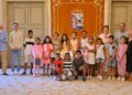 El Consistorio salmantino recibe a las 15 familias del programa de acogida de niños saharauis en verano ‘Vacaciones en Paz’