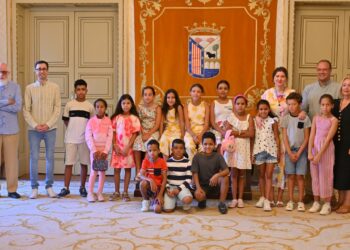 El Consistorio salmantino recibe a las 15 familias del programa de acogida de niños saharauis en verano ‘Vacaciones en Paz’
