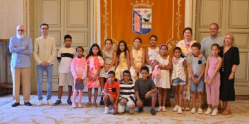El Consistorio salmantino recibe a las 15 familias del programa de acogida de niños saharauis en verano ‘Vacaciones en Paz’