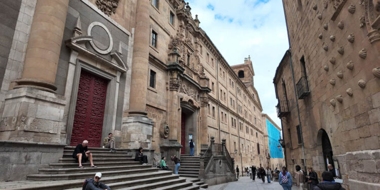 La Junta aporta 125.000 euros para la limpieza de los retablos de la Clerecía