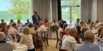 Misa, comida y baile para rendir homenaje a 400 mayores de Santa Marta