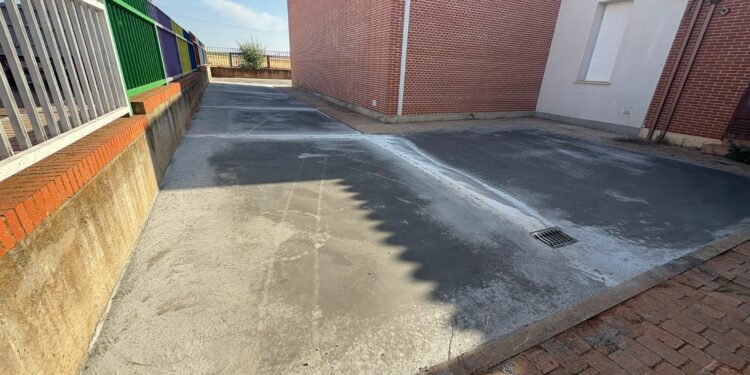 Doñinos invierte 34.000€ en mejoras de eficiencia energética y nuevas tecnologías en los centros educativos del municipio