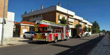 Los bomberos y la Guardia Civil desalojan la urbanización La Yedra por un incendio