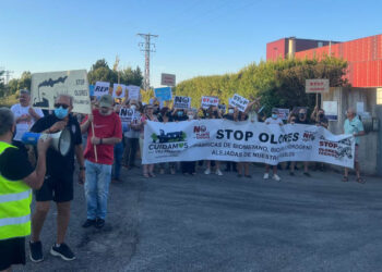 Más de un centenar de vecinos protestan por los olores de la fábrica de grasas y exigen el cierre cautelar de la empresa