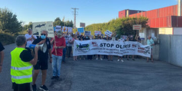 Más de un centenar de vecinos protestan por los olores de la fábrica de grasas y exigen el cierre cautelar de la empresa