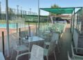 El bar de las Piscinas Municipales abre con una gran zona de sombra para los usuarios