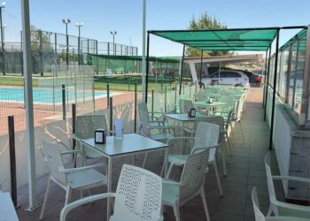 El bar de las Piscinas Municipales abre con una gran zona de sombra para los usuarios