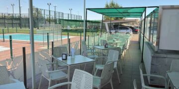 El bar de las Piscinas Municipales abre con una gran zona de sombra para los usuarios
