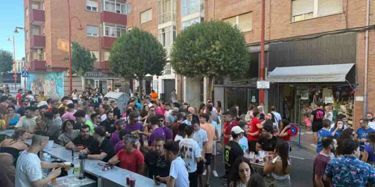 Los ‘tardeos’ llevan la fiesta y el ambiente a las calles de Santa Marta