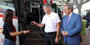 Arranca la gratuidad en el transporte para los menores de 15 años con más de 15.000 solicitudes