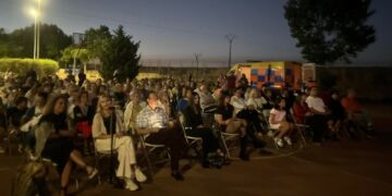 Los vecinos de Villares disfrutan de una musical noche de verano con los grandes temas del pop español