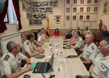 La ministra de Defensa visita el Regimiento de Especialidades de Ingenieros nº 11 para reconocer su trabajo durante la DANA