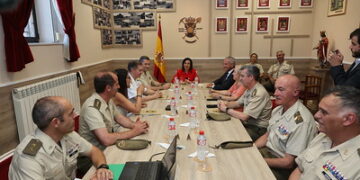 La ministra de Defensa visita el Regimiento de Especialidades de Ingenieros nº 11 para reconocer su trabajo durante la DANA