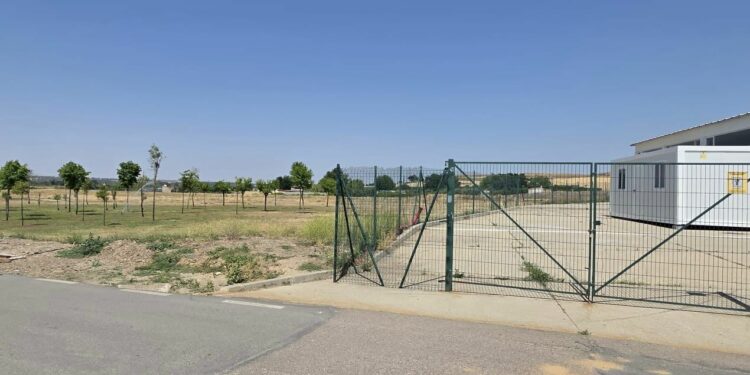 Luz verde de la Junta a la modificación urbanística que permitirá a Villamayor crear pistas de tenis, pádel, baloncesto y un campo mixto de fútbol y rugby en El Salinar