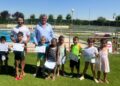 Los niños de Cabrerizos reciben los diplomas del curso de natación en el que han aprendido a nadar