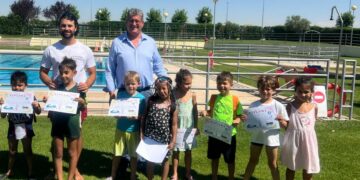 Los niños de Cabrerizos reciben los diplomas del curso de natación en el que han aprendido a nadar