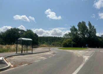 Instalada la marquesina en la parada de autobús de Las Dunas, lista para poner en marcha la nueva ruta