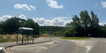 Instalada la marquesina en la parada de autobús de Las Dunas, lista para poner en marcha la nueva ruta