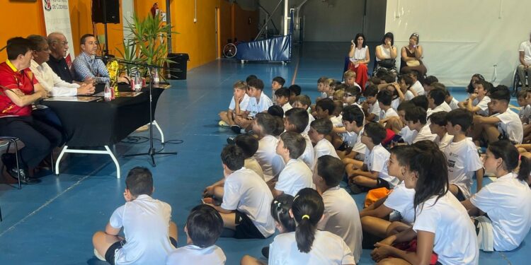 Del Bosque inculca a los pequeños de su campus deportivo la importancia de los valores y el trabajo en equipo en el fútbol y en la vida