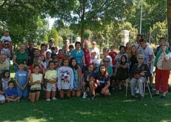 Más de 70 personas celebran el Día de los Abuelos en Carbajosa: juegos, bailes y mucha diversión bañan el Prado de la Vega
