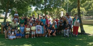 Más de 70 personas celebran el Día de los Abuelos en Carbajosa: juegos, bailes y mucha diversión bañan el Prado de la Vega