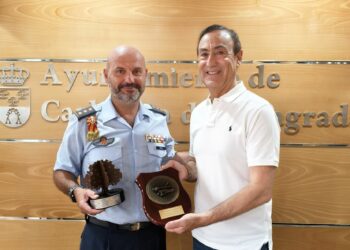 Carbajosa reconoce la labor del coronel jefe de la Base Aérea de Matacán