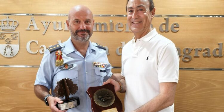 Carbajosa reconoce la labor del coronel jefe de la Base Aérea de Matacán
