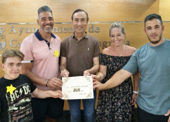 Carbajosa entrega los 260€ de la recaudación obtenida del paseo saludable a AERSCYL