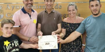 Carbajosa entrega los 260€ de la recaudación obtenida del paseo saludable a AERSCYL